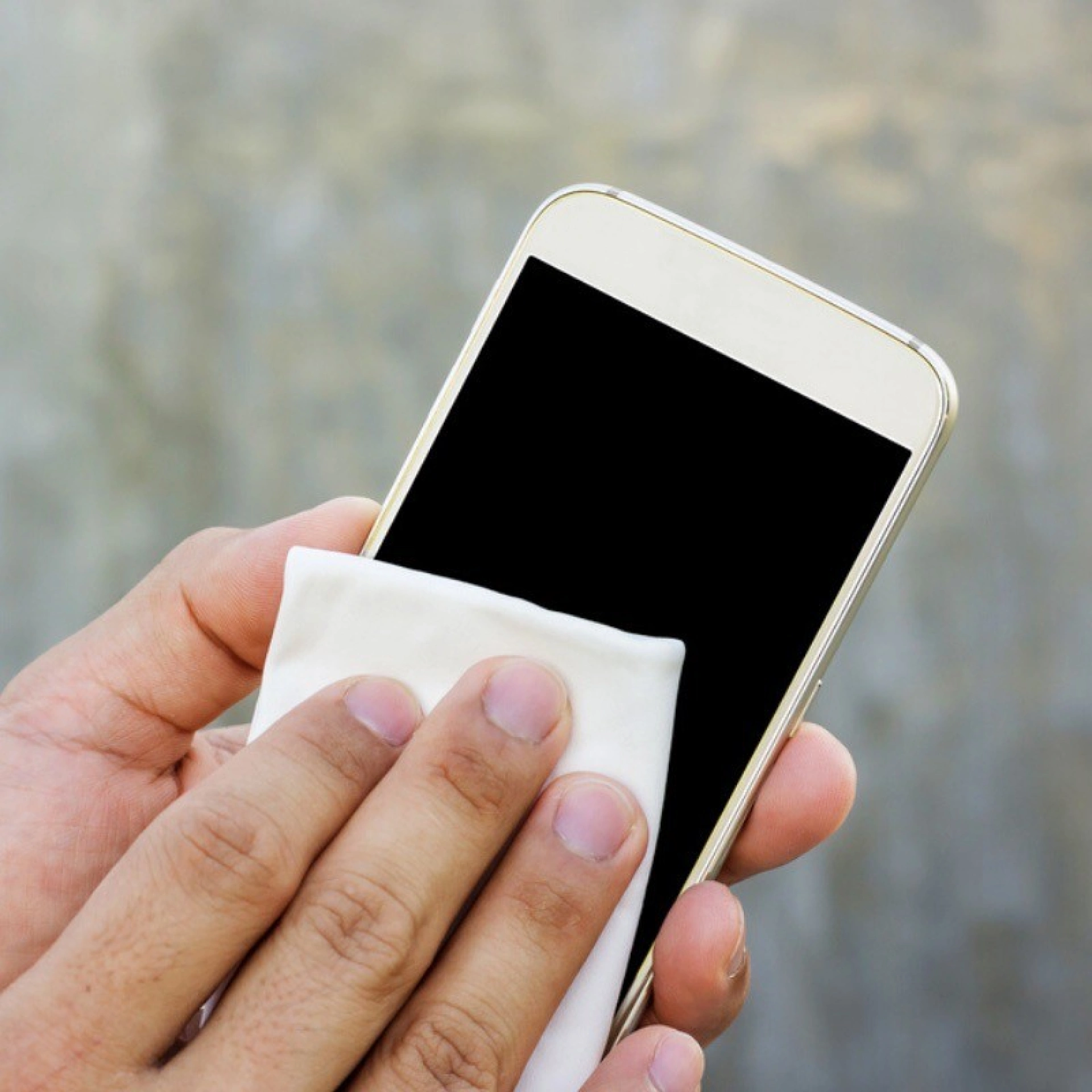 Lingettes Désinfectantes en contexte d'usage avec un smartphone