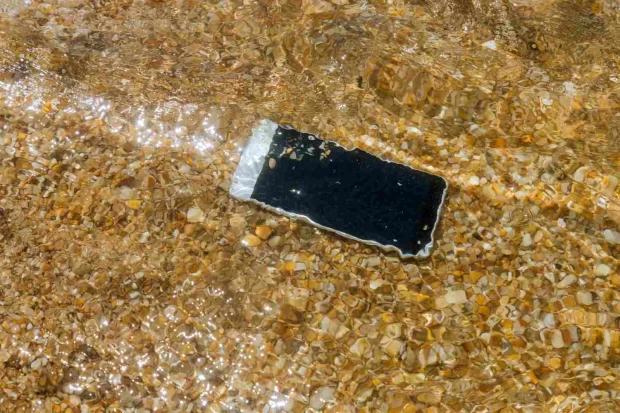 O telemóvel caiu à água. O que pode acontecer?