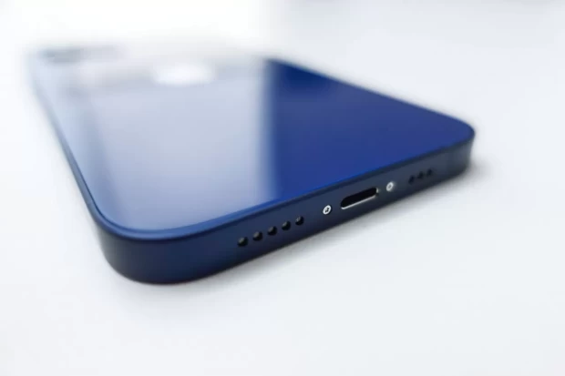 Como resolver avarias nas portas de ligação do PC ou smartphone?