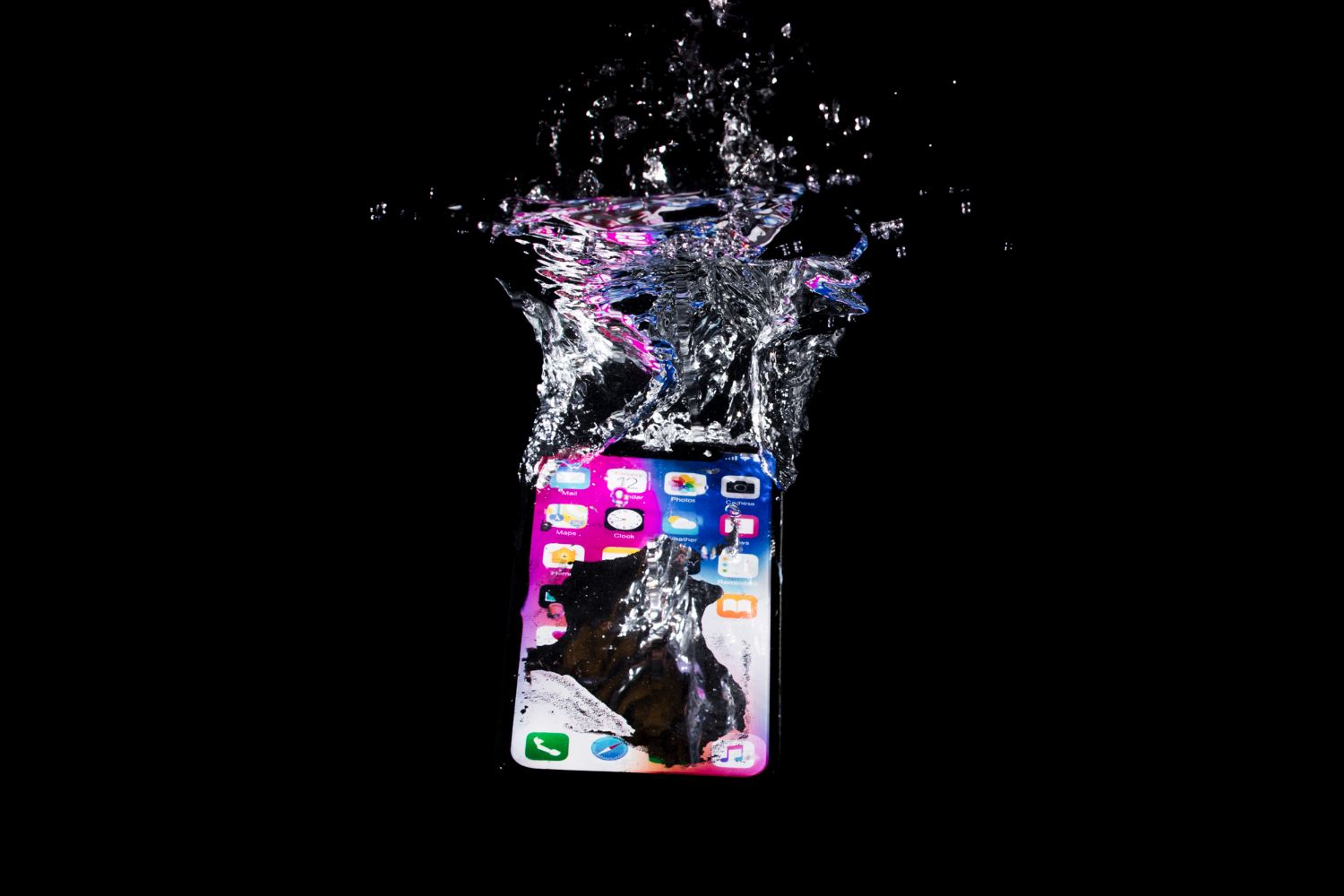 ¿Por qué debes proteger tu celular del agua y otros líquidos?