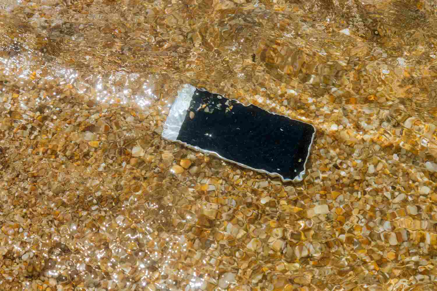 El móvil ha caído al agua. ¿Que puede pasar?
